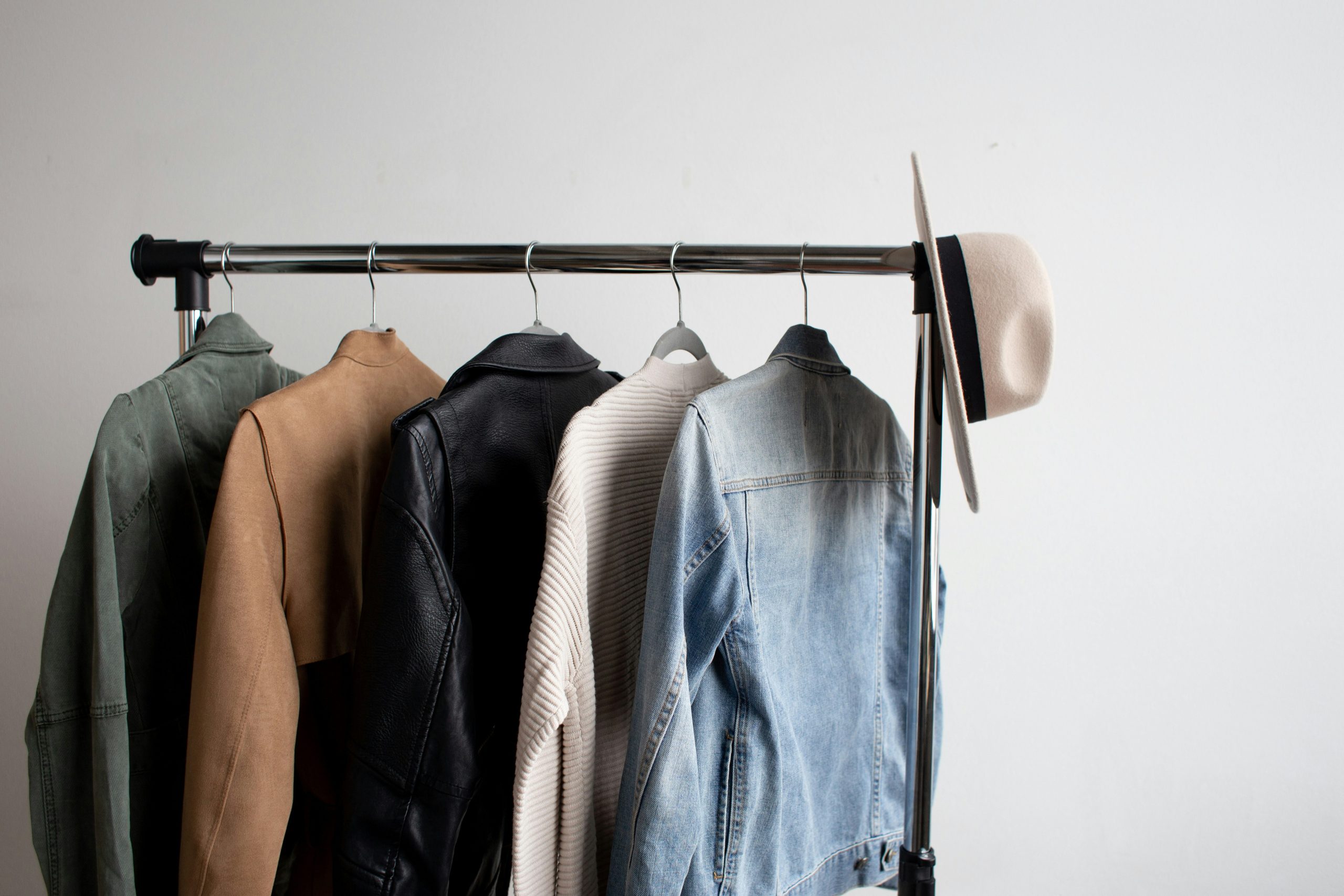 クラシックな服がかかったハンガー