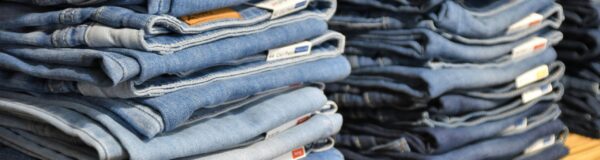 洋服店のジーンズ