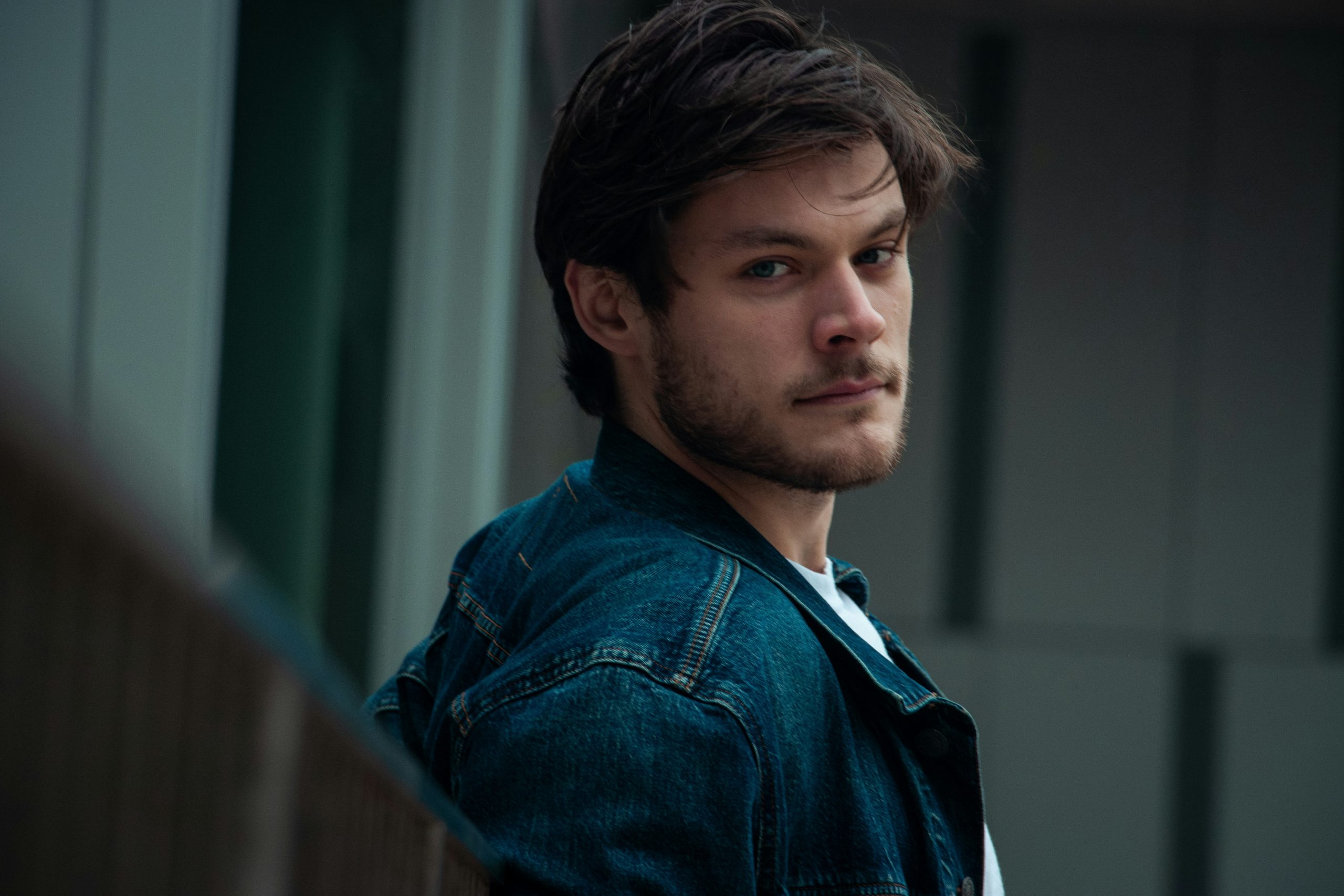 リーバイスのデニムジャケットを着た男性