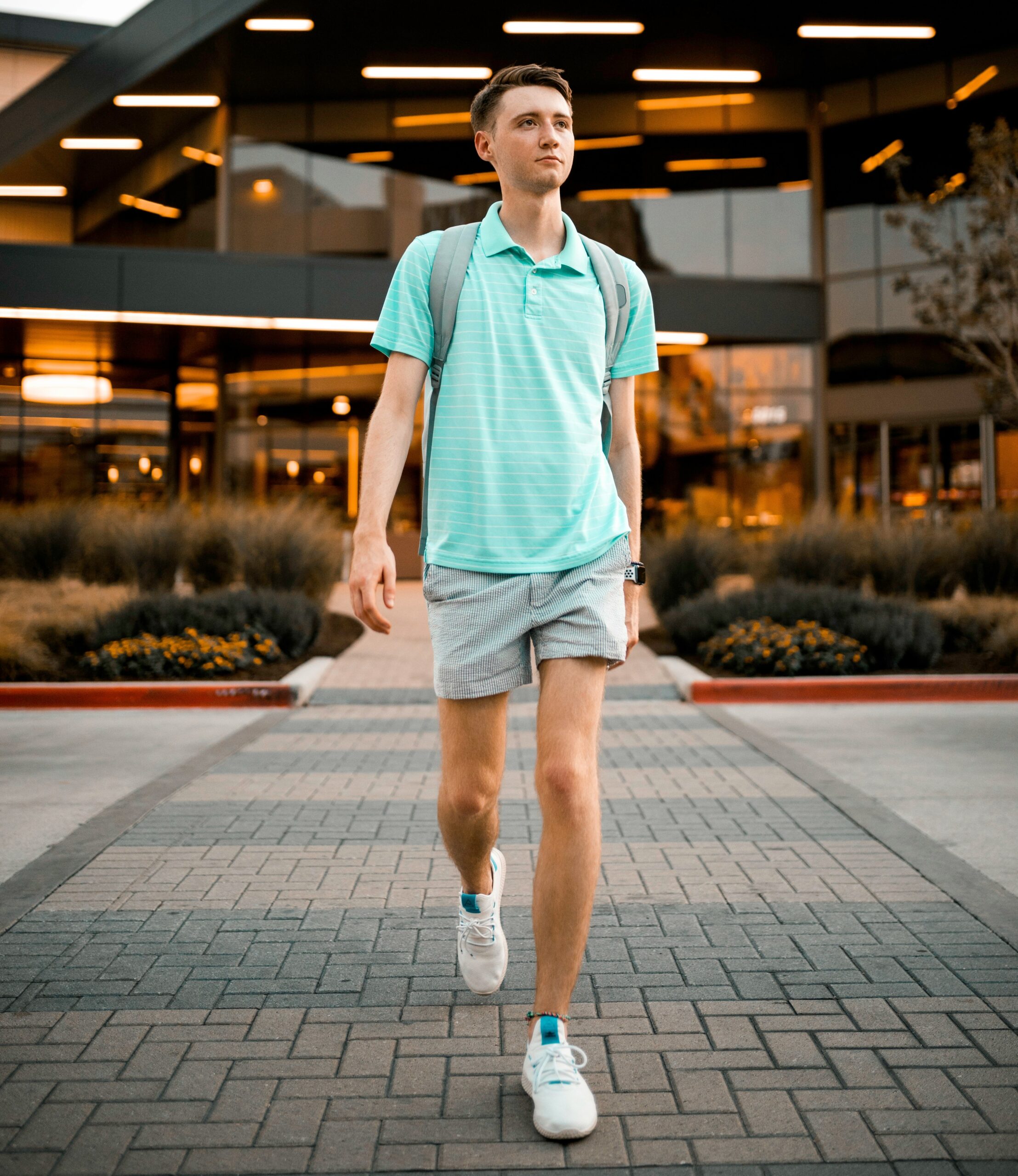 ショートパンツを履いたスポーティーな男性