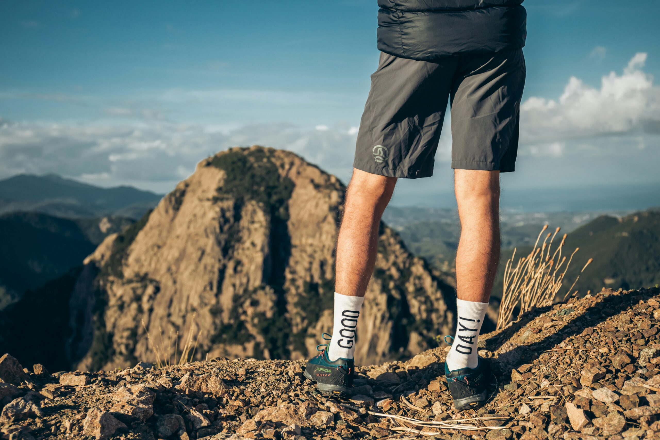 ショートパンツを履いた登山家の男性