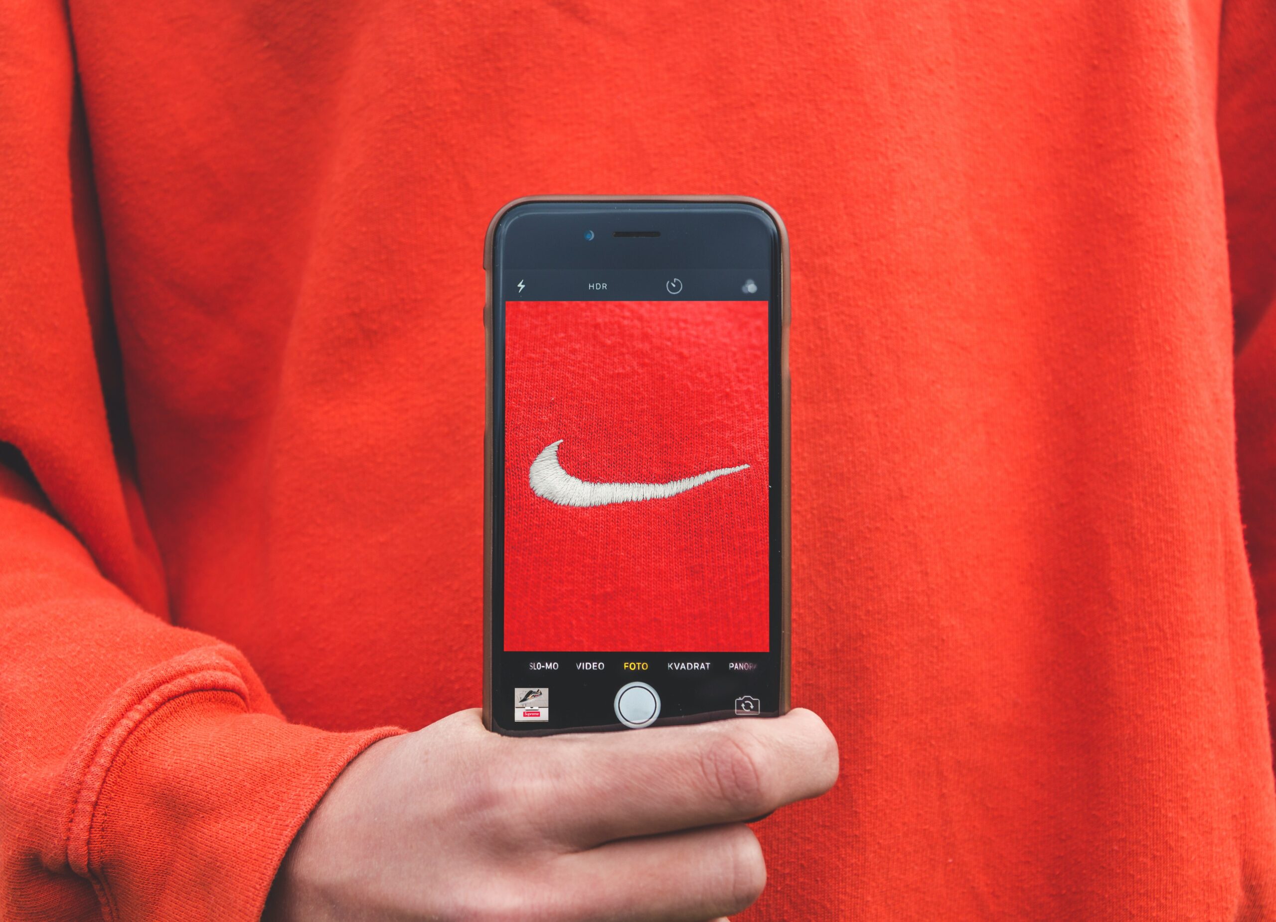 NIKEの赤いスウェットを着た人