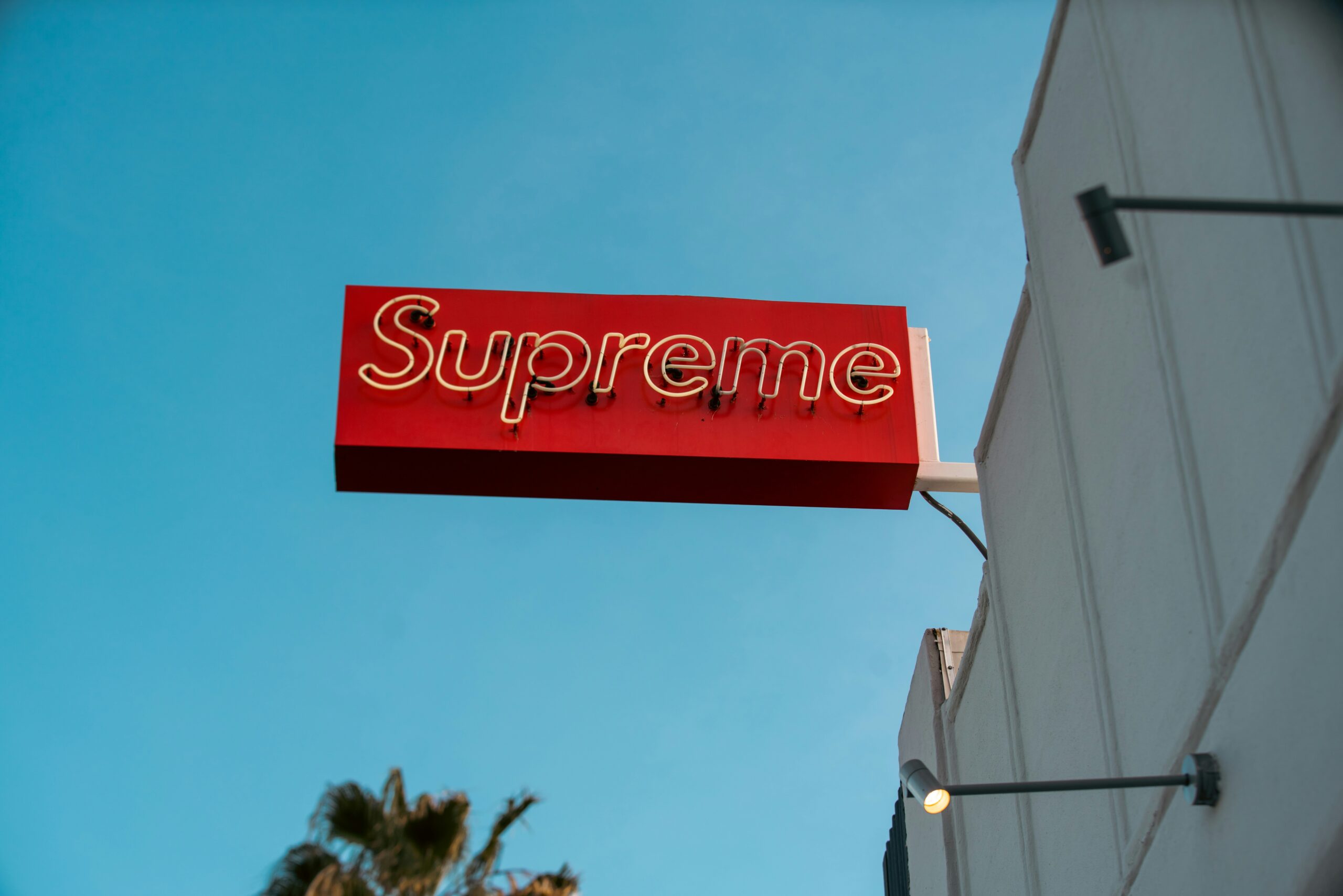 Supremeの看板