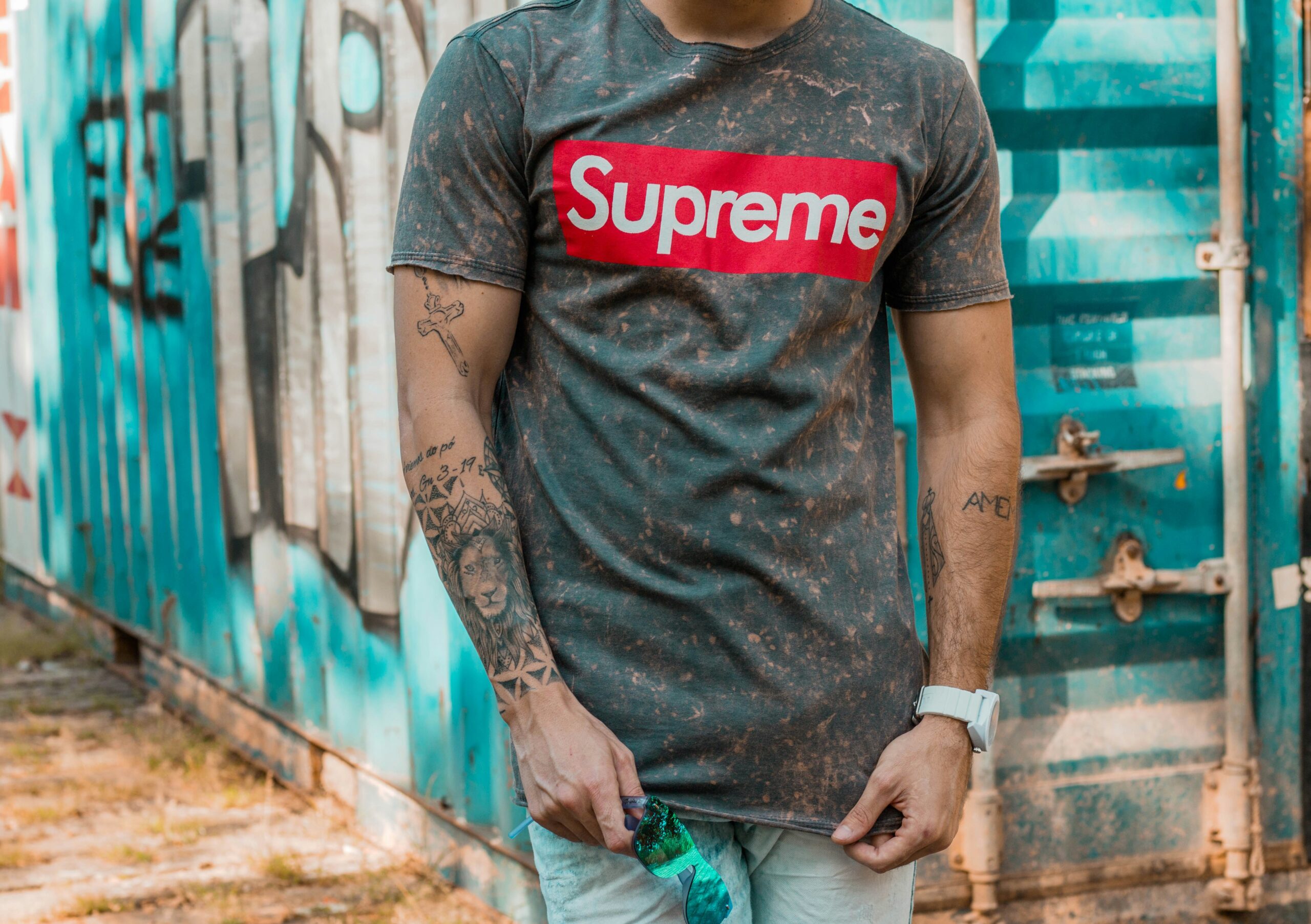 SupremeのTシャツを着た男性