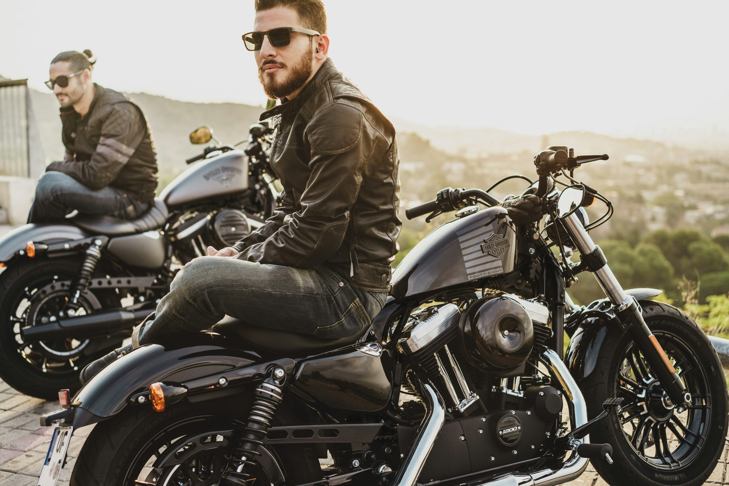 ハーレーダビッドソンのバイクに乗る男性2人組